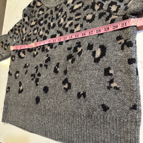 Rag & Bone - Grey Leopard Print Wool Blend Sweater
Sz S - Picture 6 of 13